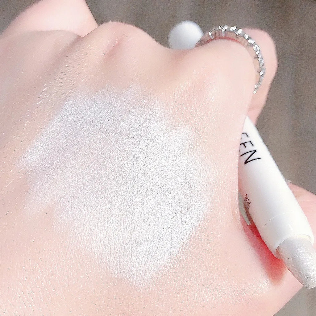 Shimmering Eye Highlighter and Eyeshadow Pencil