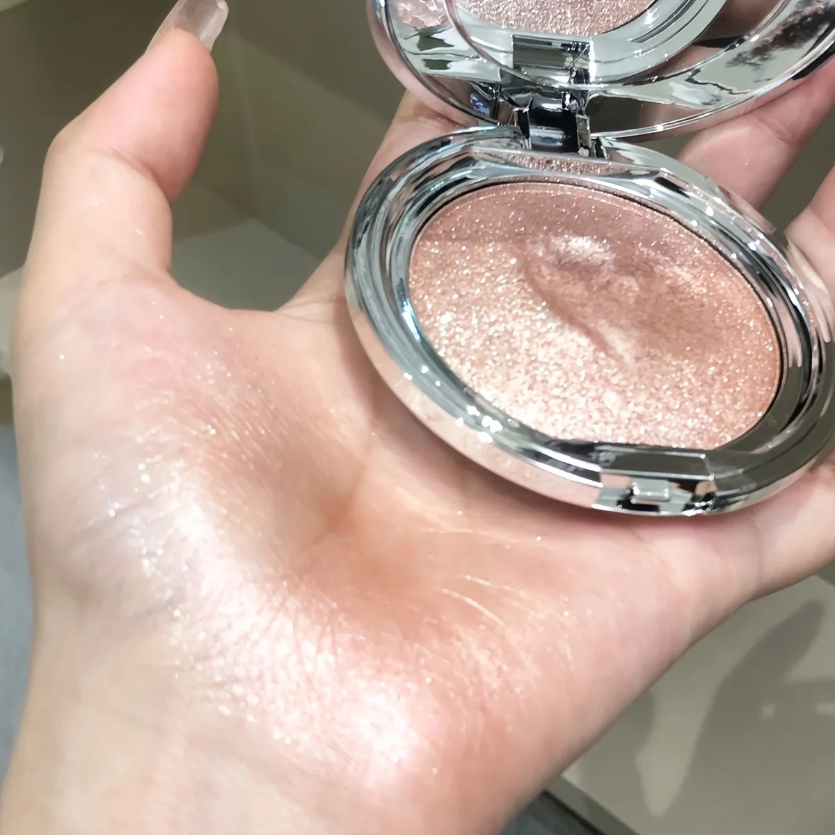 Shimmer Glow Face Highlighter for Radiant Skin